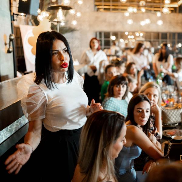 Udruženje groomera na okupu u restoranu