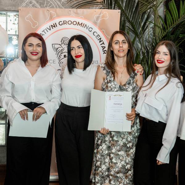 Polaznik kursa prima diplomu za kurs za šišanje pasa