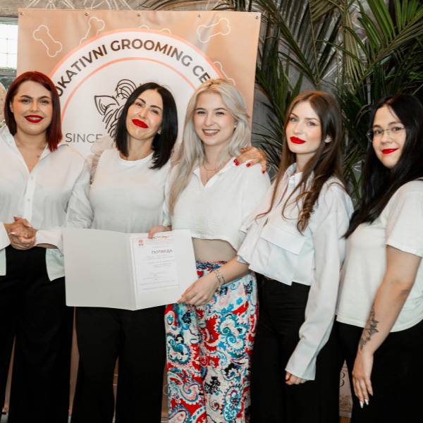 Dodela diplome za kandidata koji je položio kurs za šišanje pasa