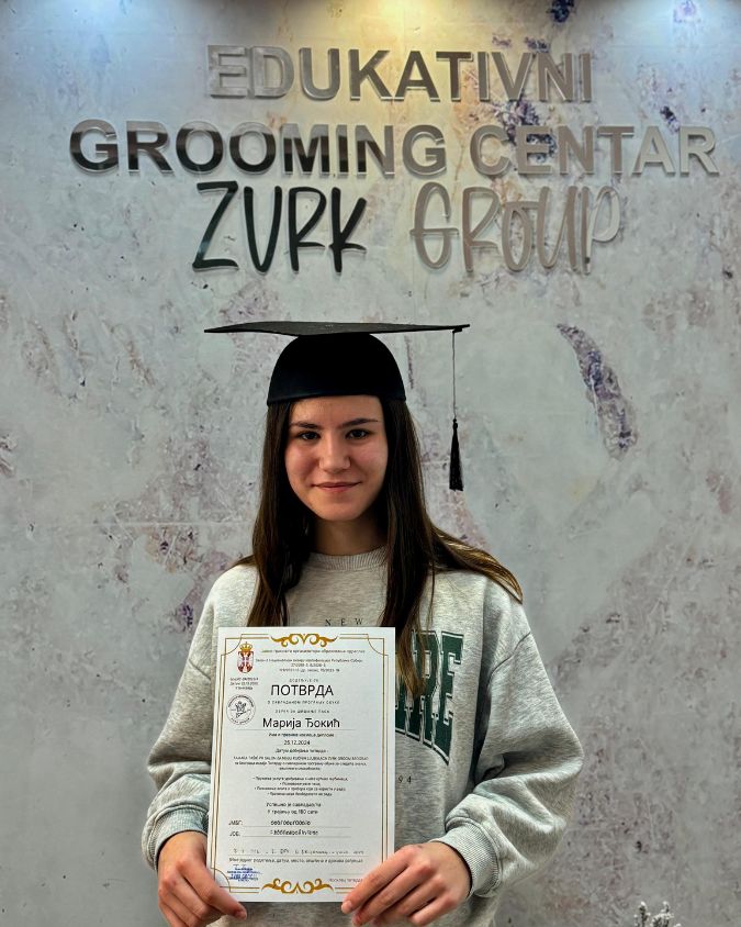 Diploma kursa za šišanje pasa uručena studentu koji je završio kurs.