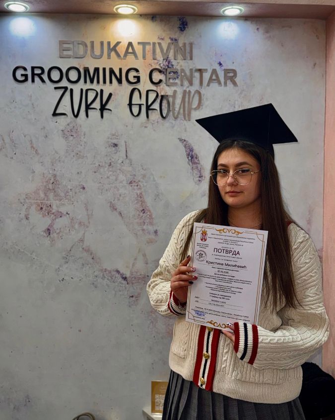 Student koji je završio kurs za šišanje pasa i dobio diplomu.